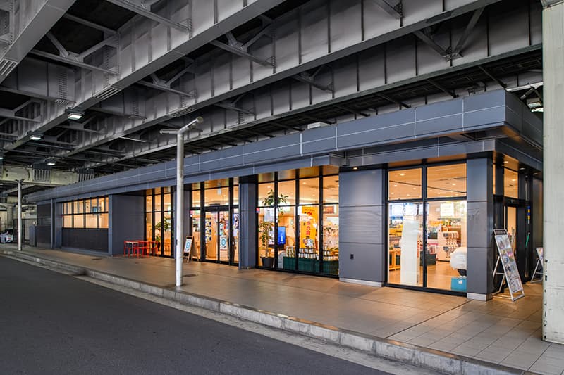 画像 市川PA おすすめポイント高架下に広がるいやしの休憩空間