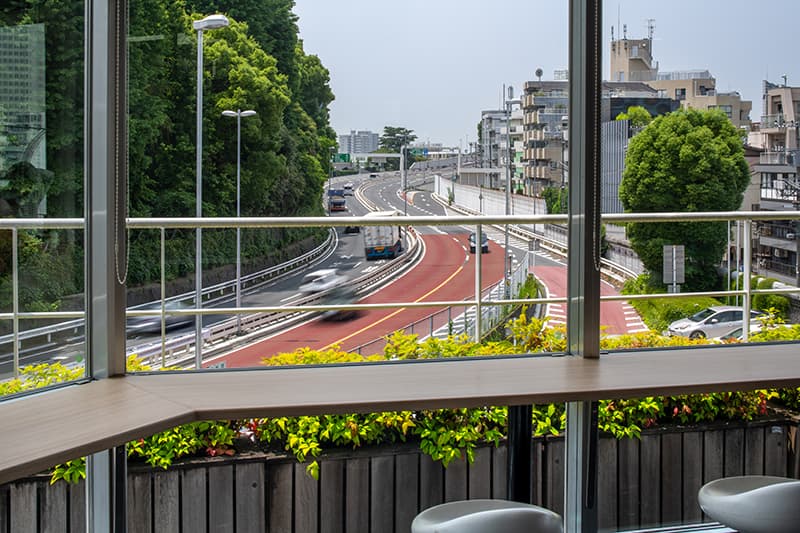 画像 代々木PA おすすめポイント 2階から見渡す首都高と神宮外苑