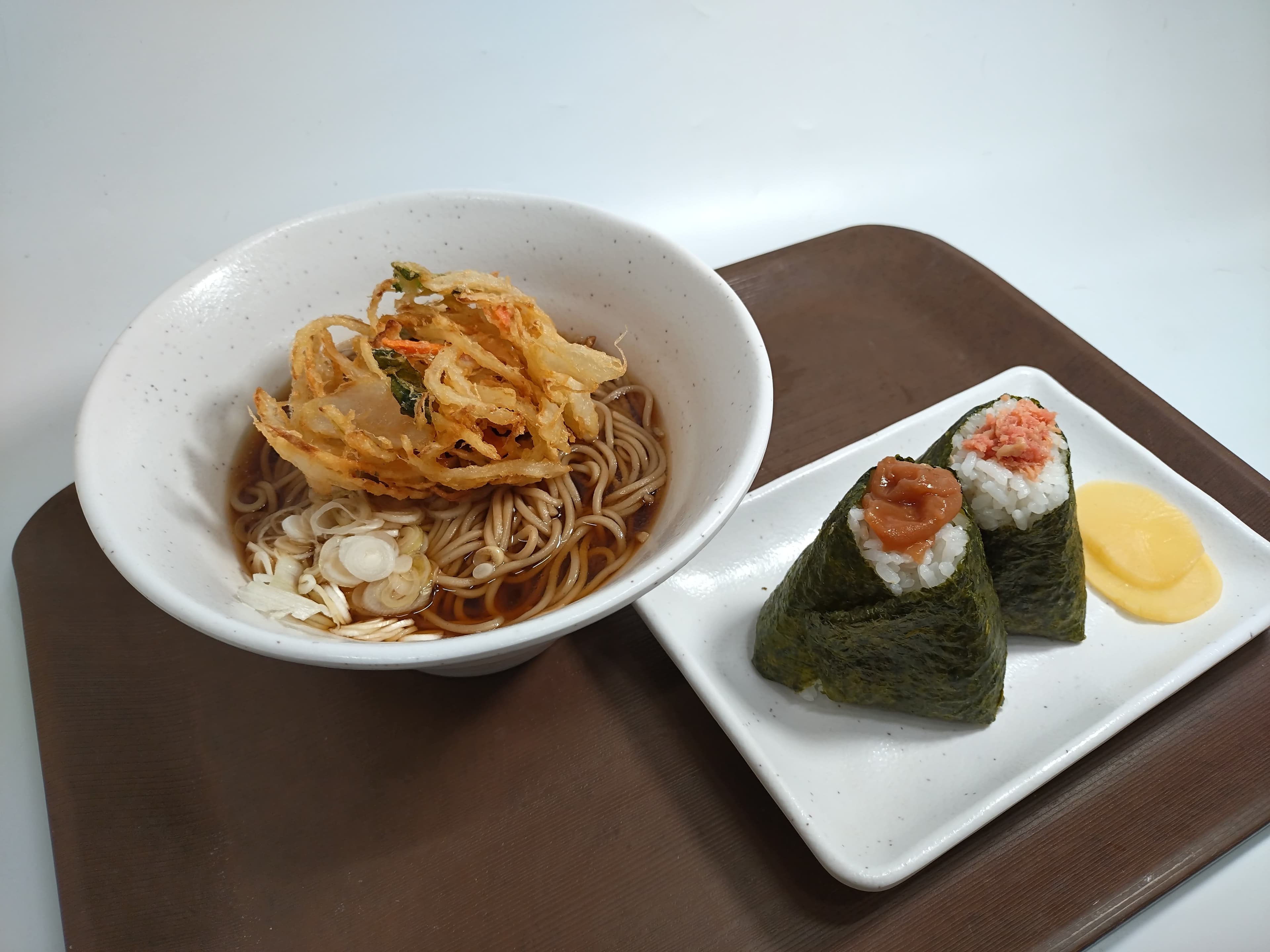 画像 川口ハイウェイオアシス おすすめメニュー 朝限定 自家製かき揚げそばと「釜炊き」おにぎりのセット