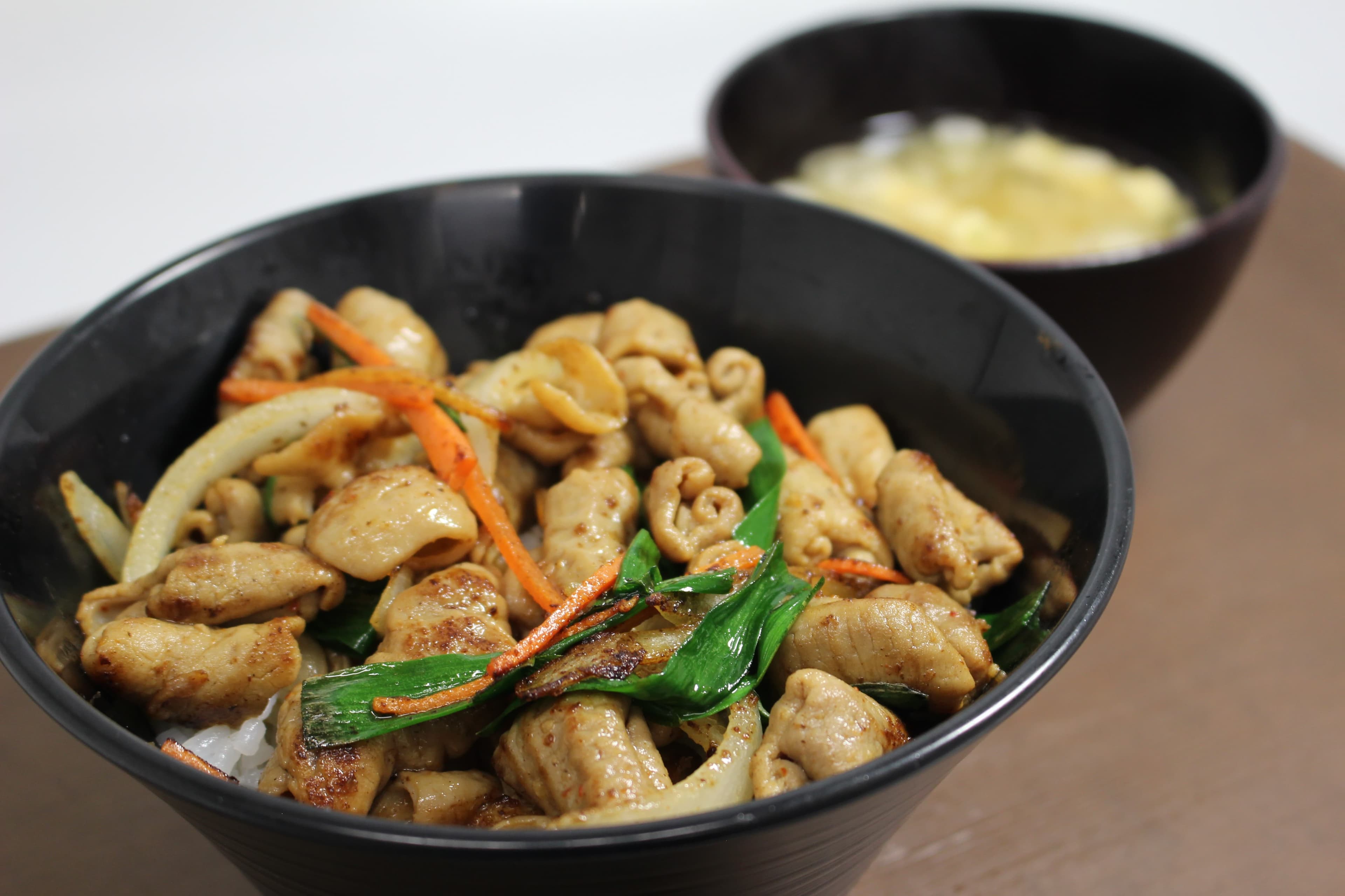 画像 川口ハイウェイオアシス おすすめメニュー スタミナもつ焼き丼