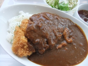 カツカレー　1100円（消費税10％含）