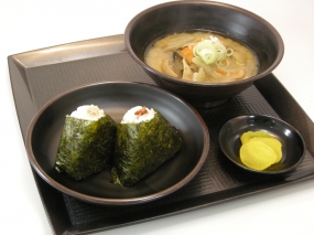 昔ながらの豚汁＆おにぎりセット（鮭・梅）（税込630円）